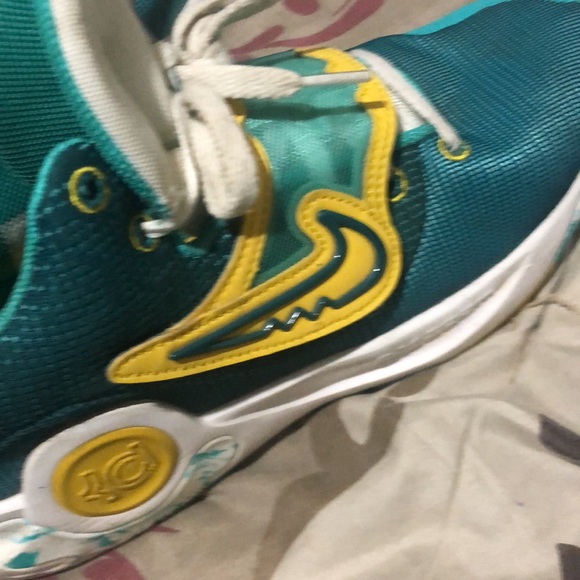 basketball shoes size 9.5 (slightly used) - Picture 3 of 3